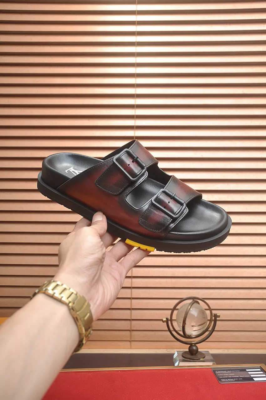 Men's shoes 💰400💶 [Louis Vuitton LV slippers] (high-end cowhide) counter 1:1 fashion style, a must-have for summer! The designer used LV’s iconic outsole. The original simple slippers instantly become fashionable! The upper is made of flexible special cowhide leather straps alternately, and the workmanship is exquisite! A must-have for stylish men in summer, size 38-45 (45 customized)
